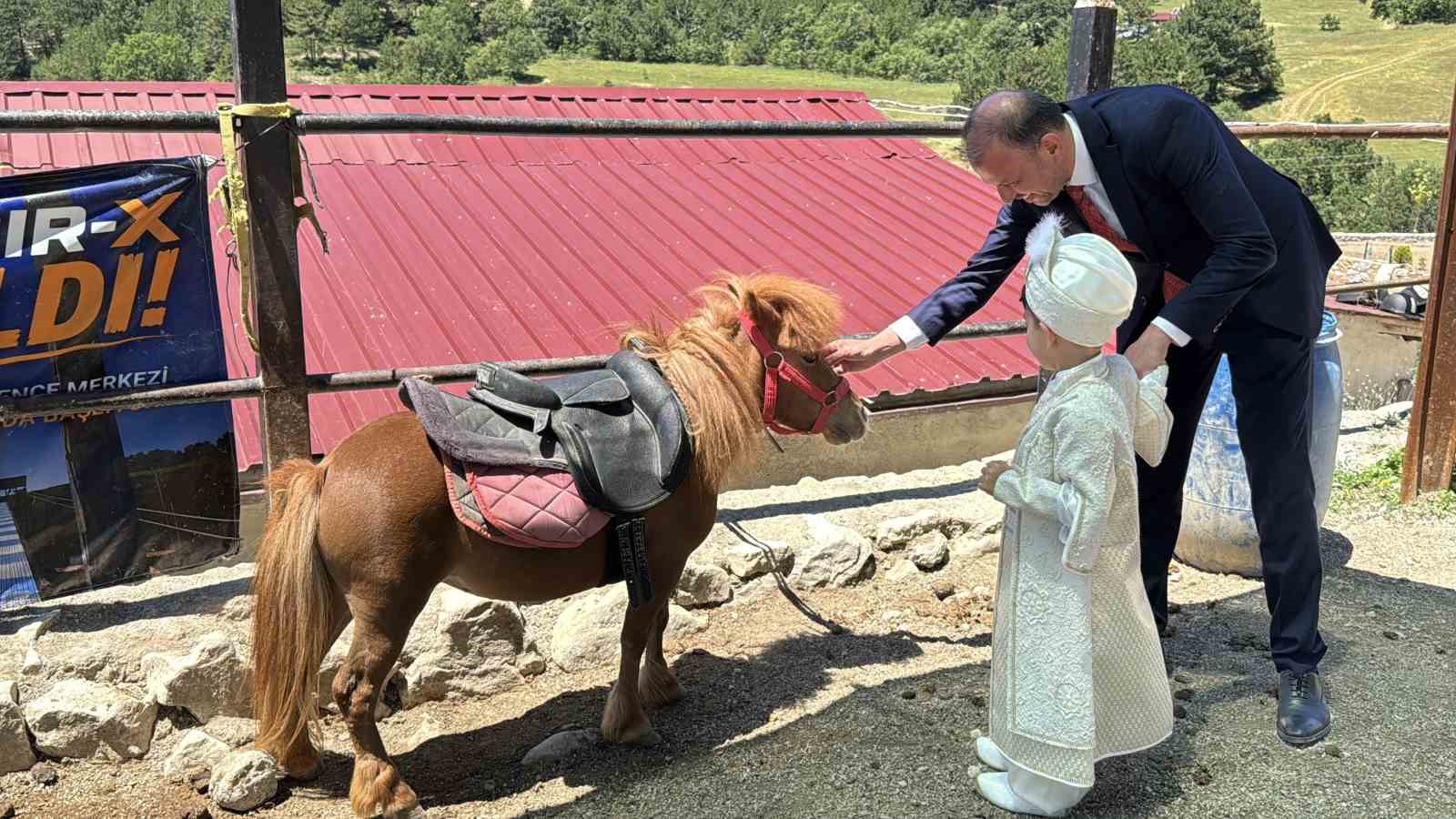Ata binip oyunlar oynayarak unutulmaz bir gün yaşadılar