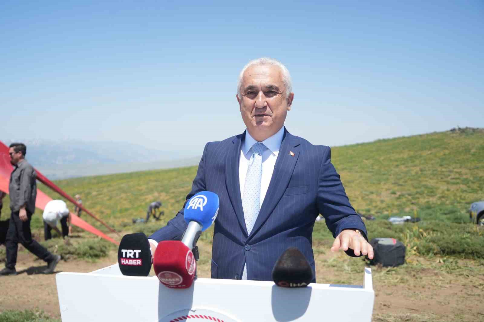 Muş’ta Türkiye Yamaç Paraşütü Mesafe Yarışması başladı