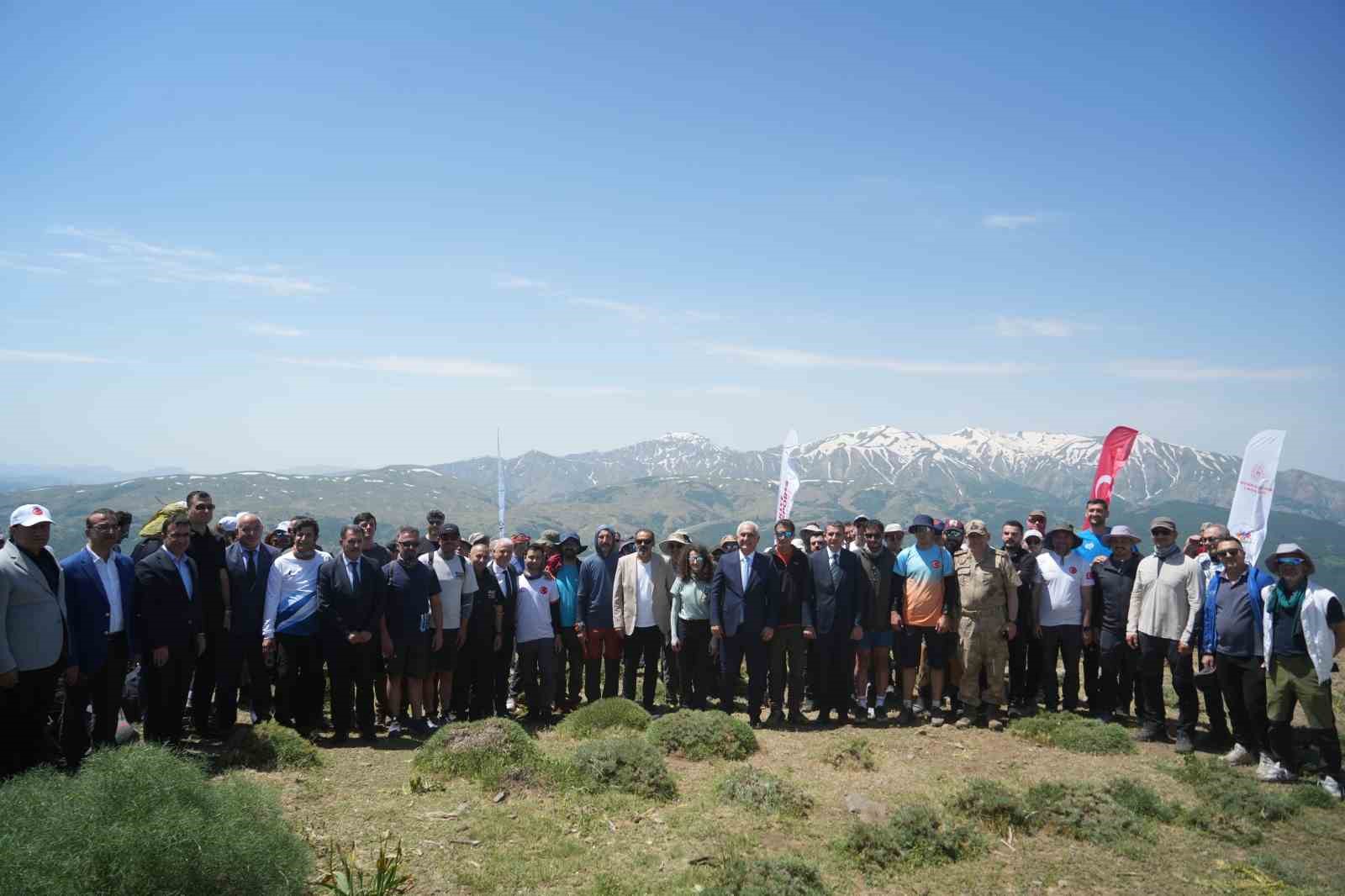 Muş’ta Türkiye Yamaç Paraşütü Mesafe Yarışması başladı