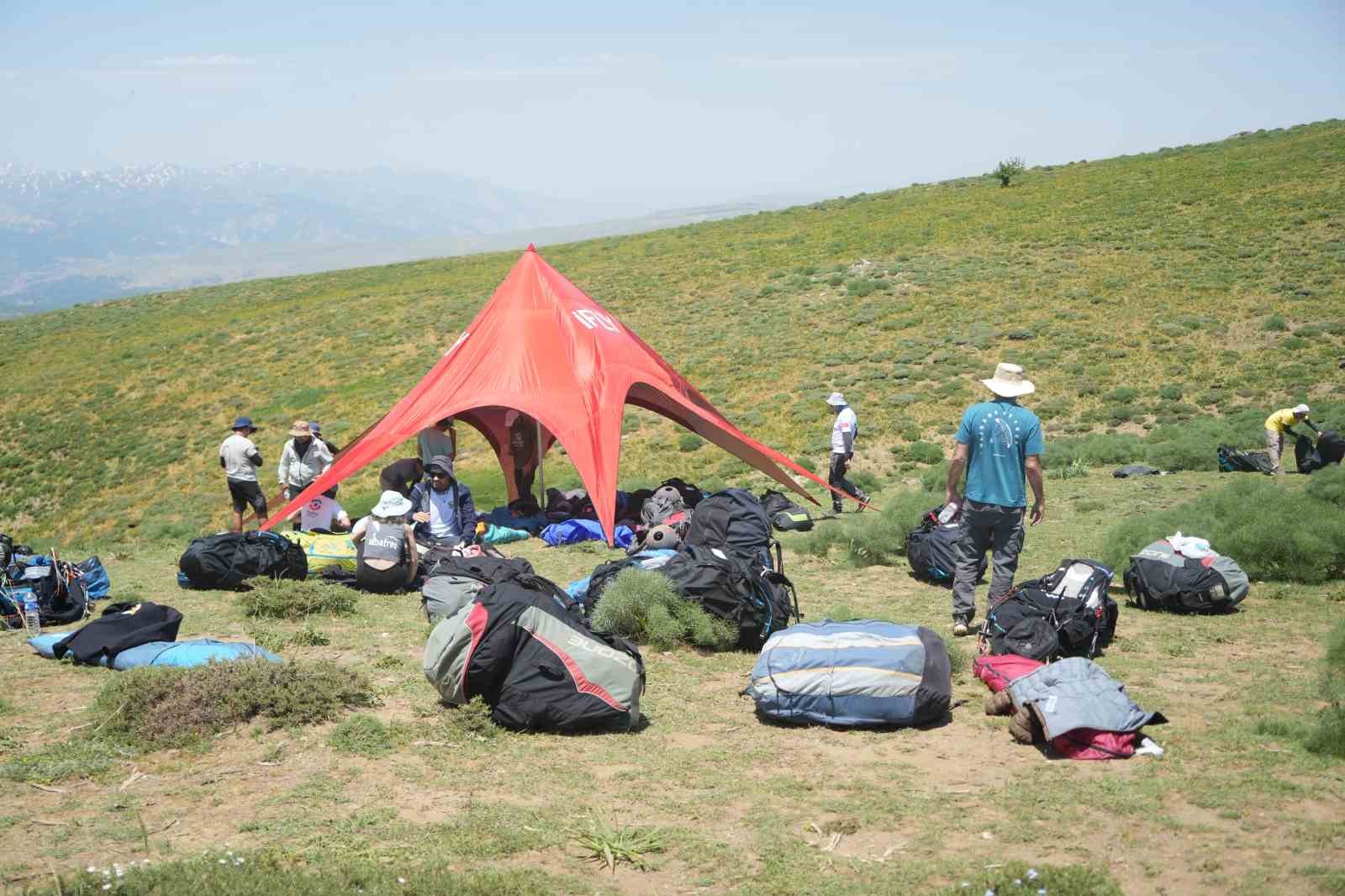 Muş’ta Türkiye Yamaç Paraşütü Mesafe Yarışması başladı