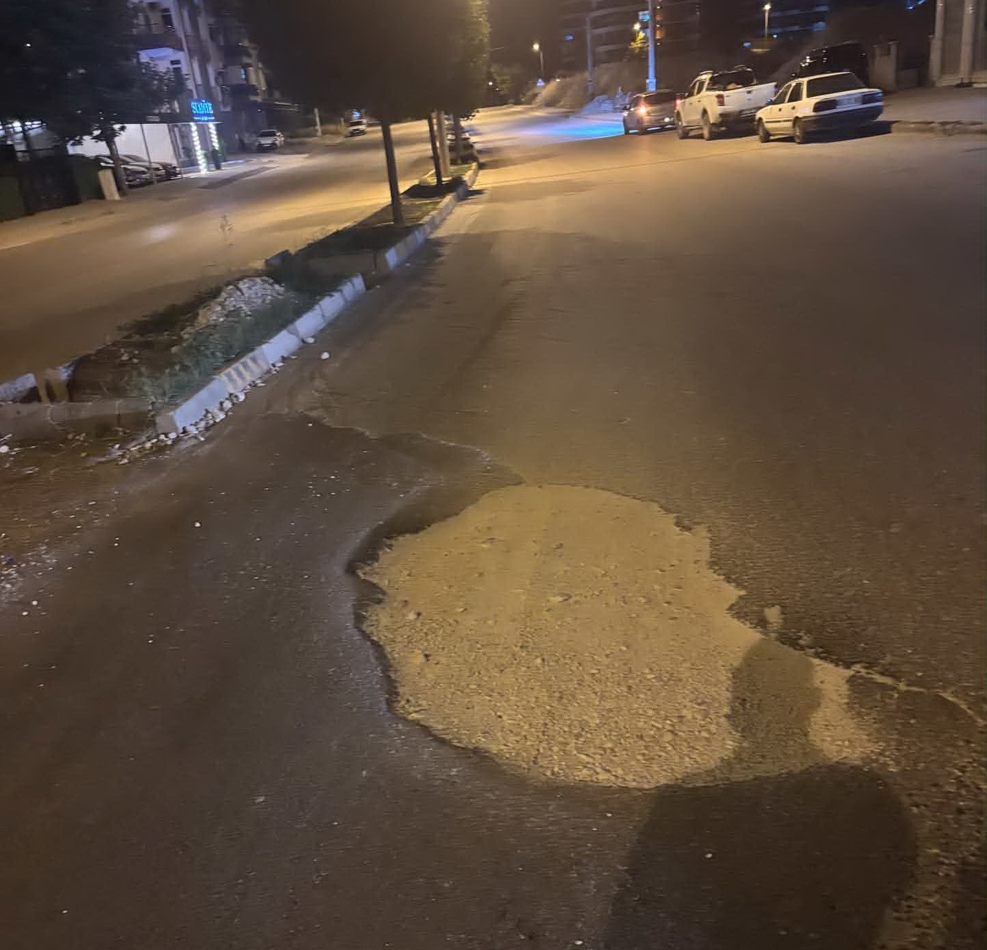 Yolun ortasındaki çukur kazaya davetiye çıkarıyor