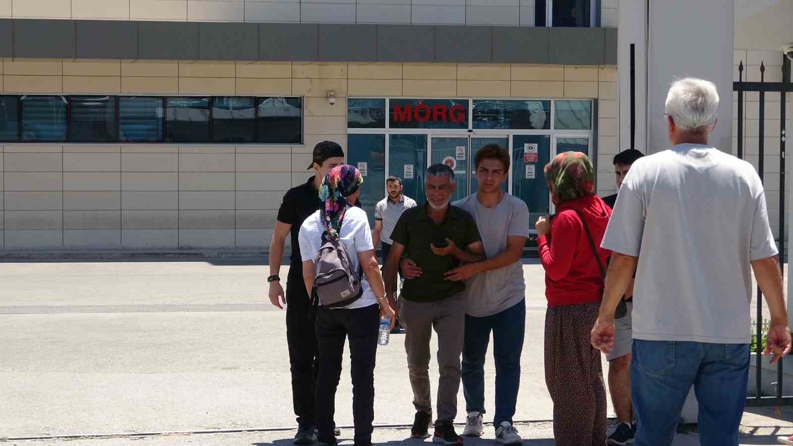 Çocuklarını okuldan almak için yola çıkan anne, motosikletiyle karıştığı kazada hayatını kaybetti
