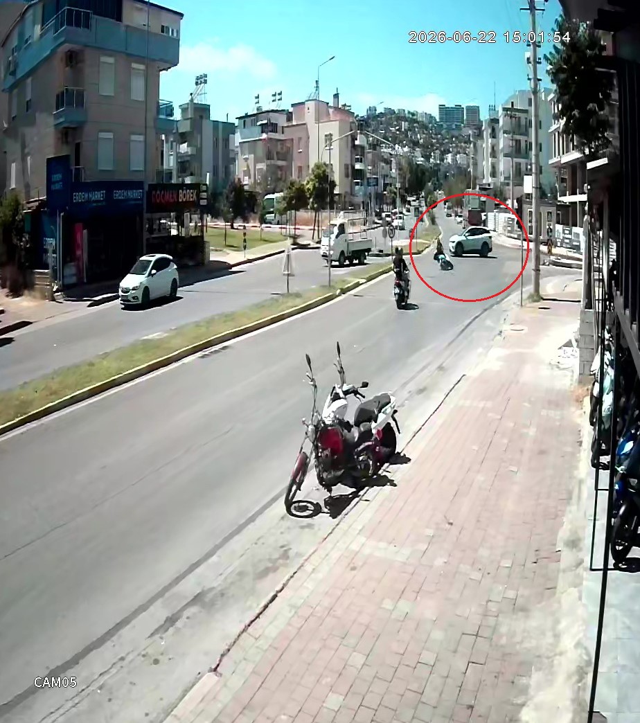 Çocuklarını okuldan almak için yola çıkan anne, motosikletiyle karıştığı kazada hayatını kaybetti