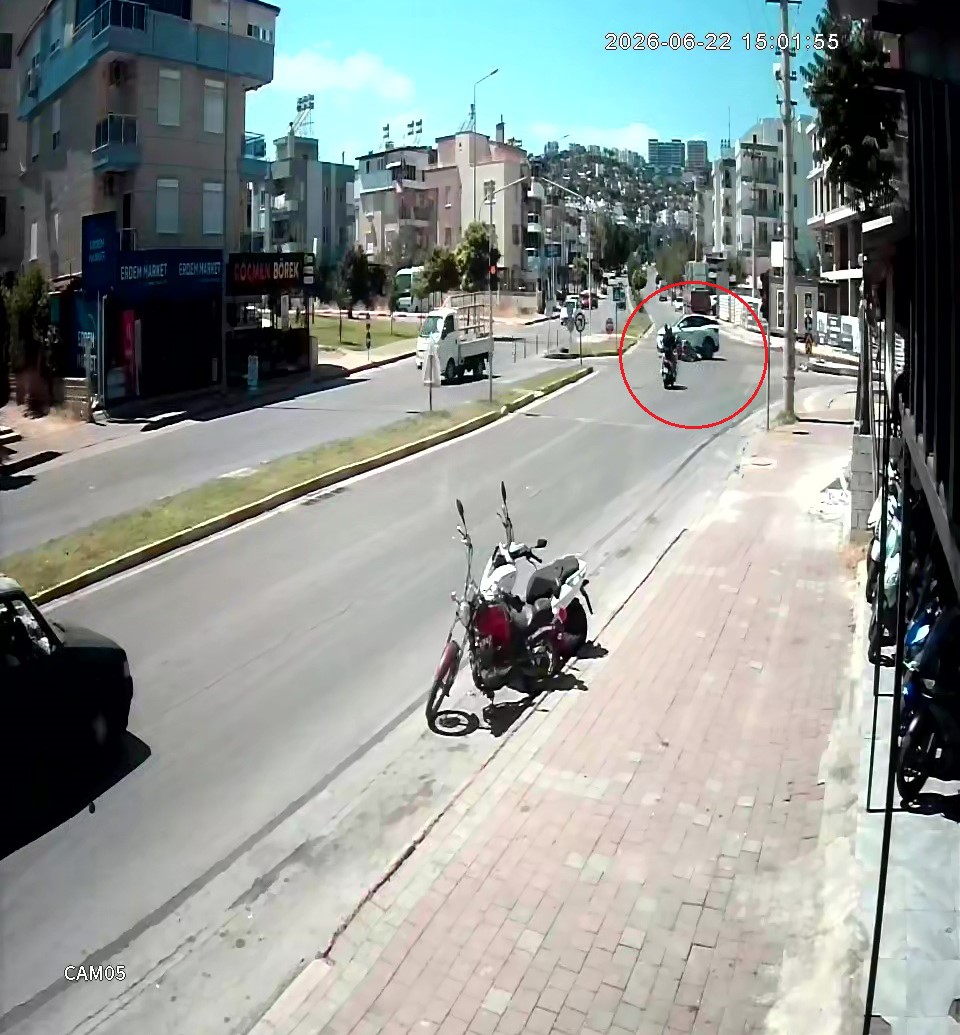 Çocuklarını okuldan almak için yola çıkan anne, motosikletiyle karıştığı kazada hayatını kaybetti