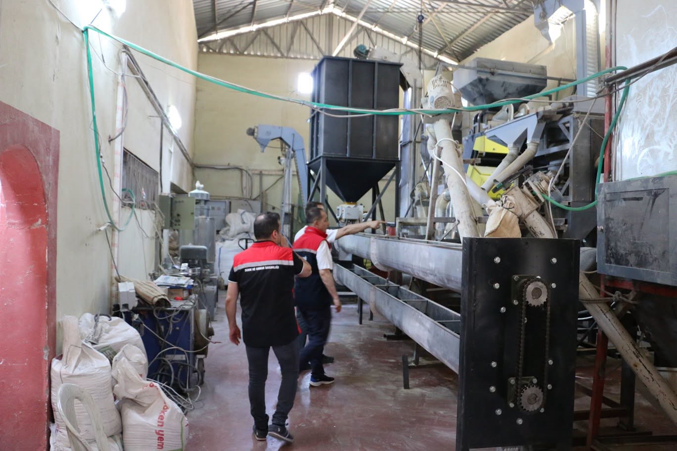 Koçaker, hububat ve bakliyat eleme tesisini ziyaret etti