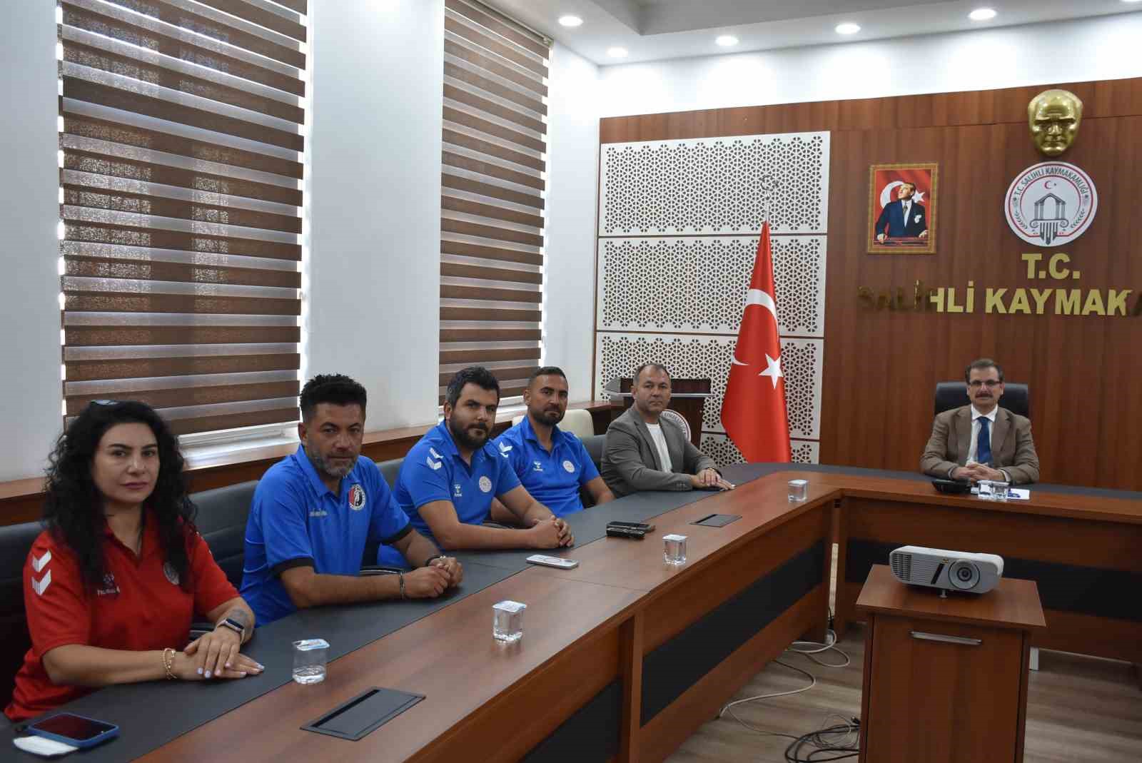 Salihli Kaymakamı Güldoğan antrenörleri makamında ağırladı
