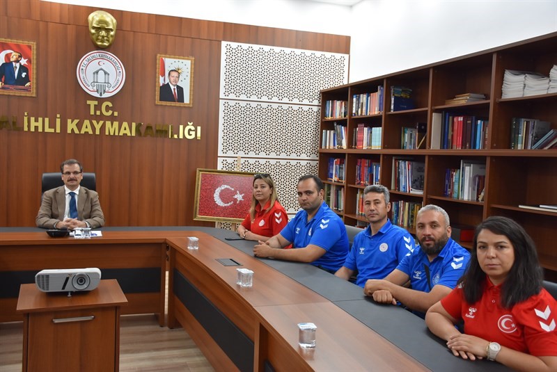 Salihli Kaymakamı Güldoğan antrenörleri makamında ağırladı