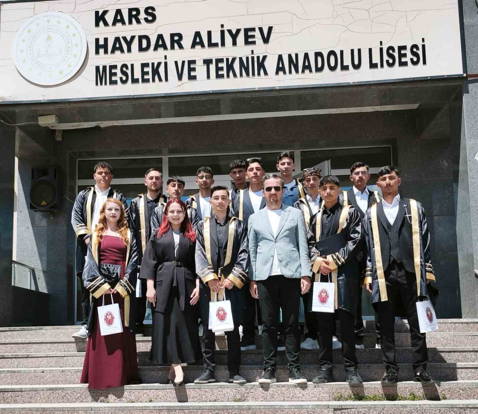 Kars’ta Veteriner Sağlık Teknisyenleri mezuniyet sevinci yaşadı