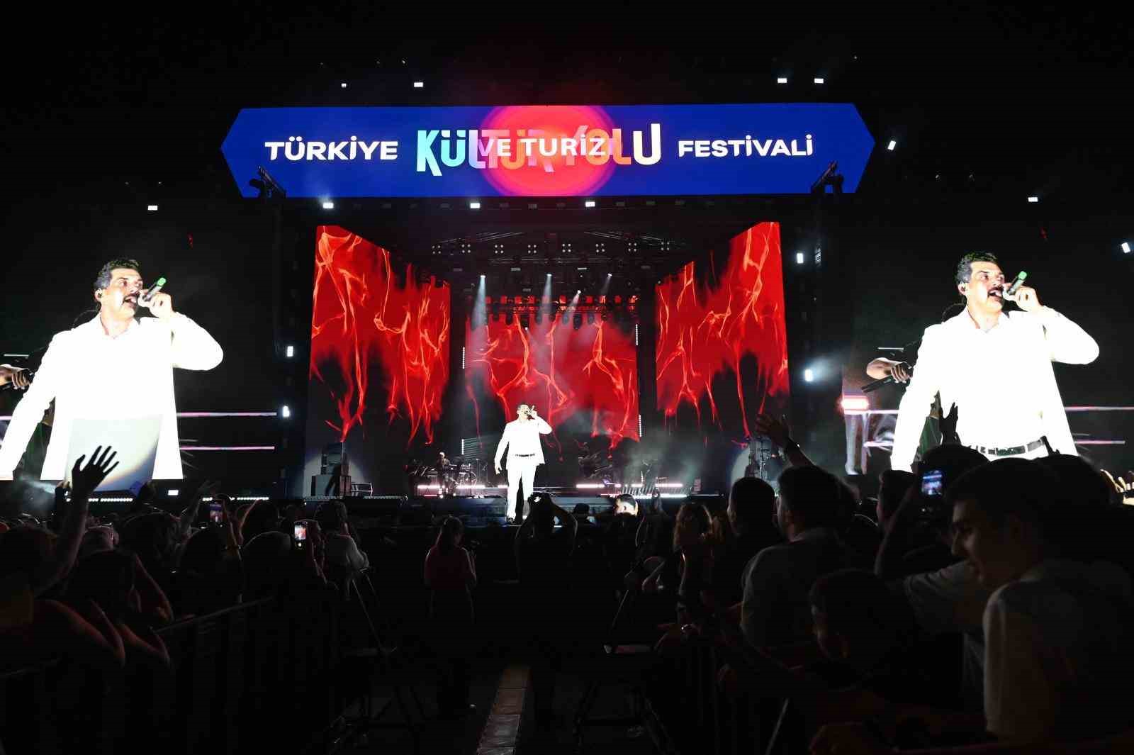 Gençlerle buluşan Bayhan: "Şarkılara dalıp gidiyorum"