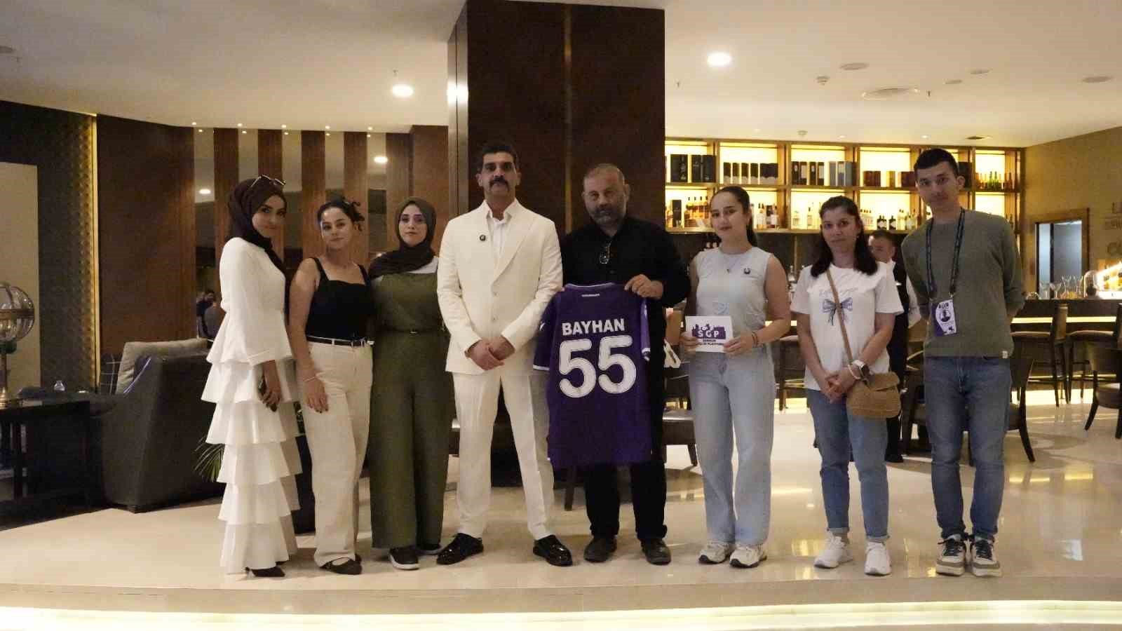 Gençlerle buluşan Bayhan: "Şarkılara dalıp gidiyorum"
