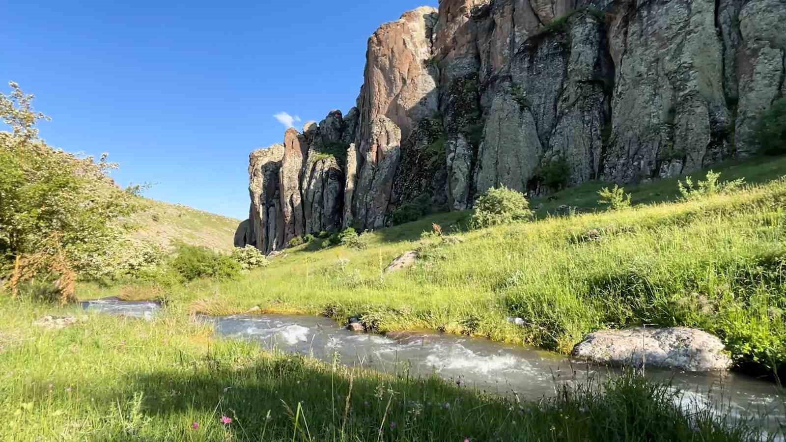 Niğde’nin Uzandı Vadisi görsel şöleniyle ziyaretçilerini ağırlıyor