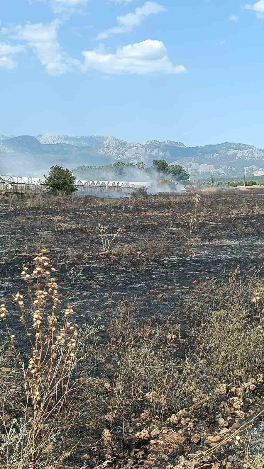 Antalya’da otluk alan yangını itfaiye ekiplerince söndürüldü