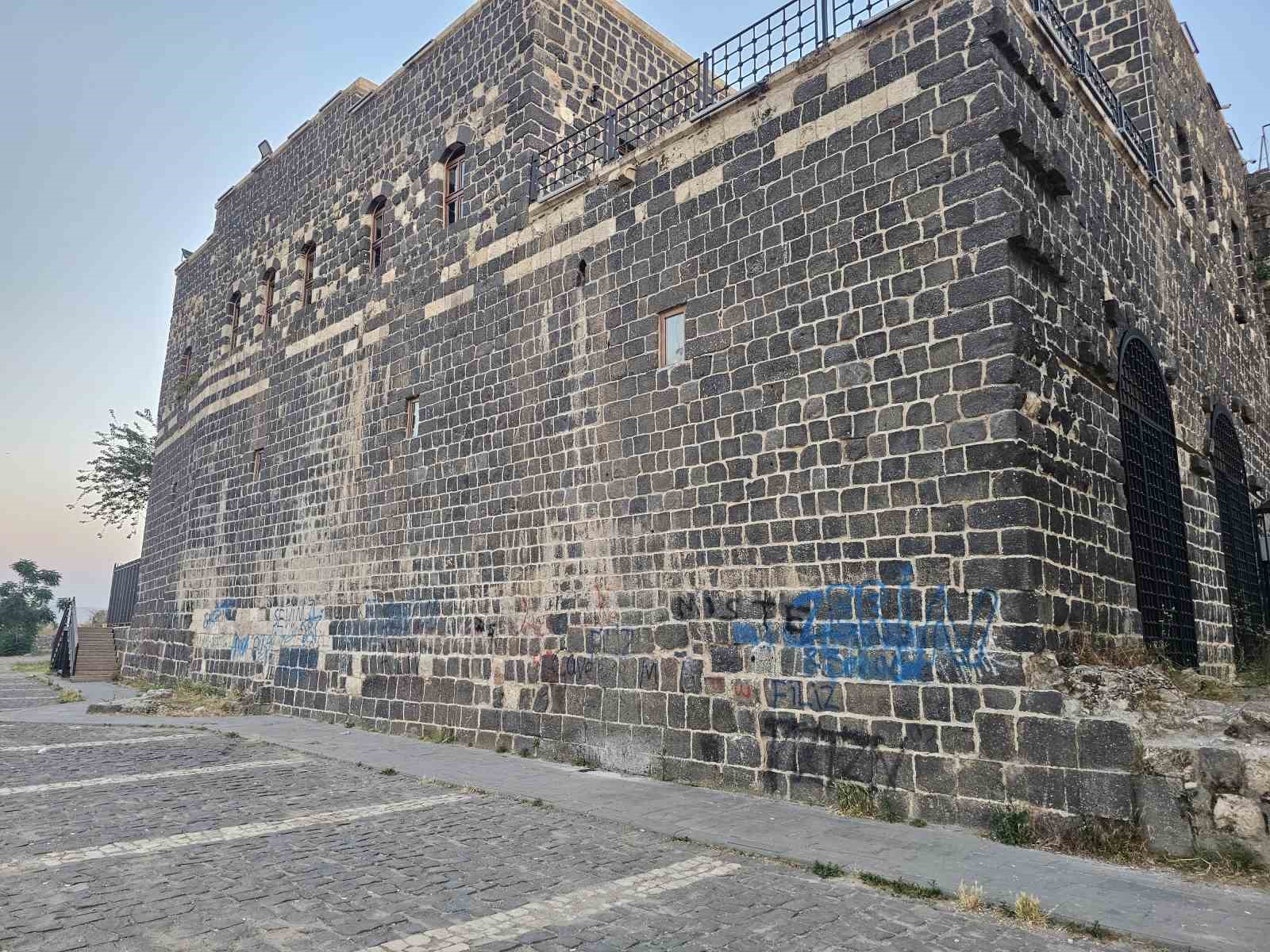 Binlerce yıllık kale duvarlarını spreyle boyadılar
