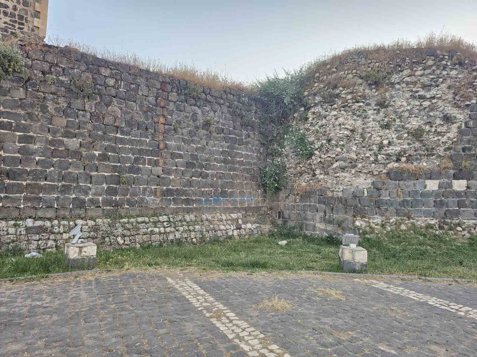 Binlerce yıllık kale duvarlarını spreyle boyadılar