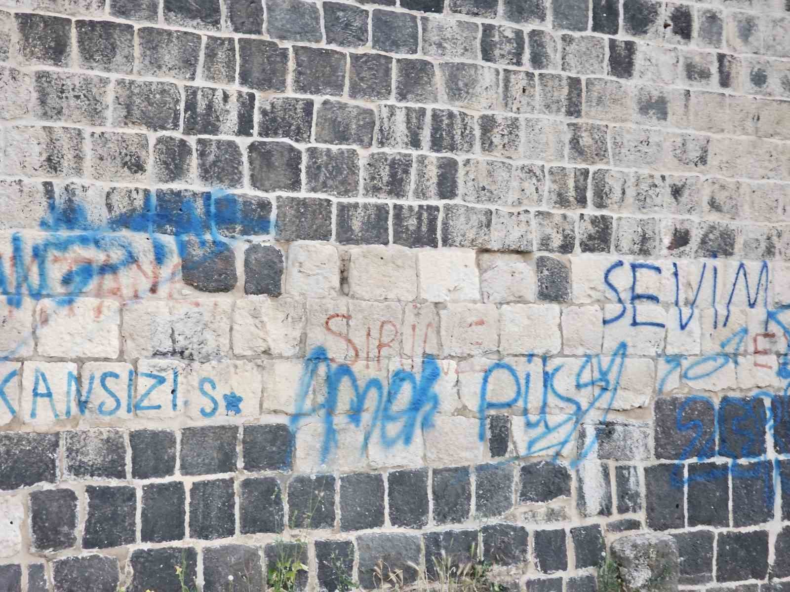 Binlerce yıllık kale duvarlarını spreyle boyadılar