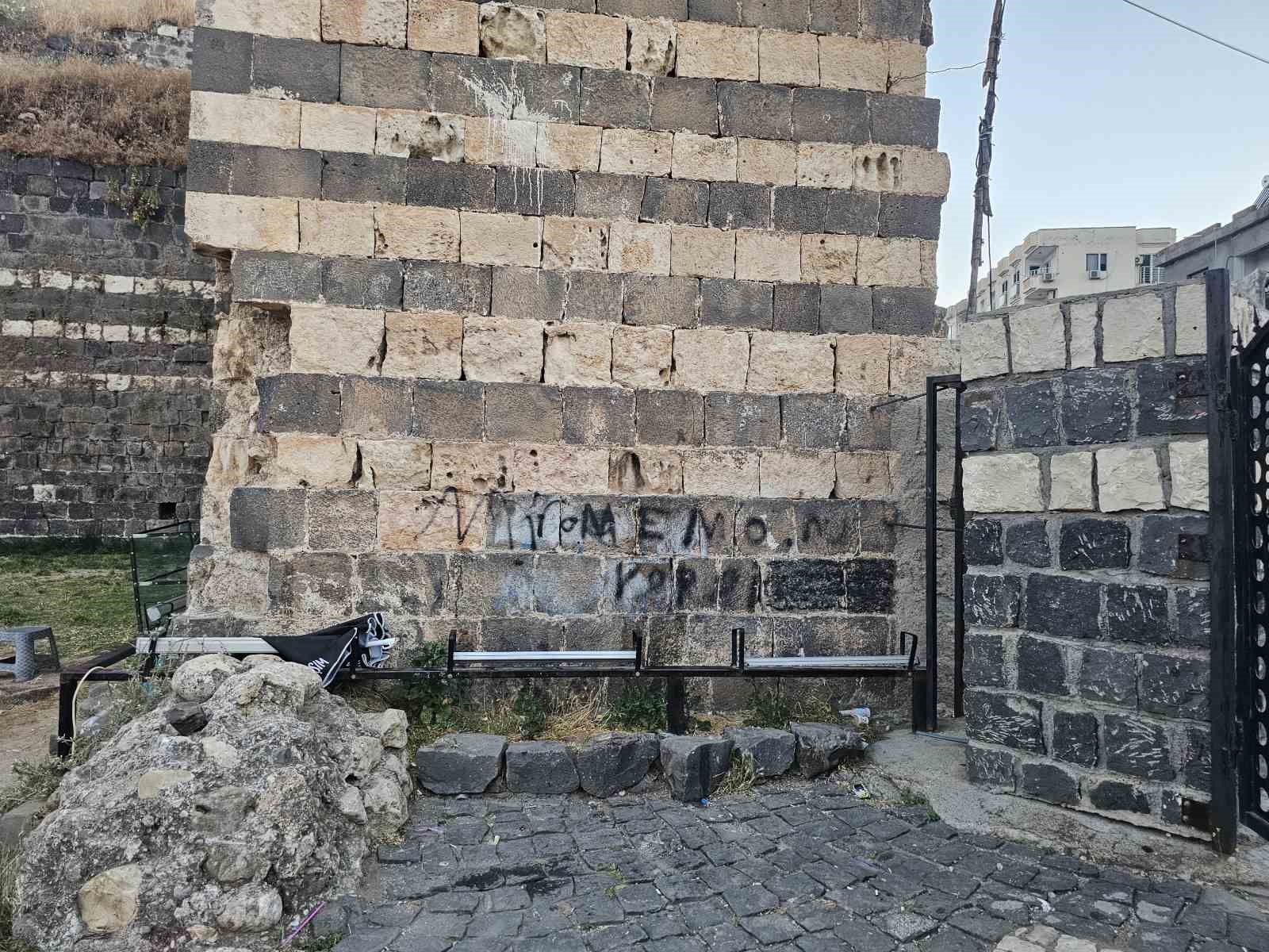 Binlerce yıllık kale duvarlarını spreyle boyadılar