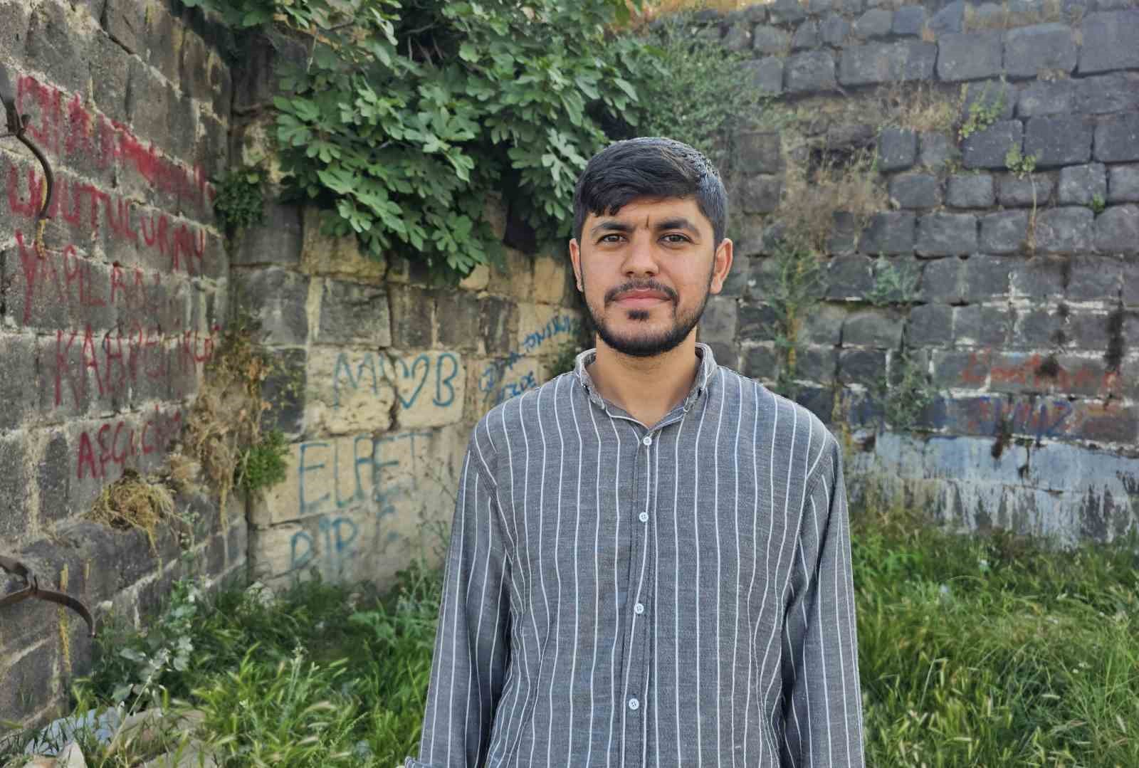 Binlerce yıllık kale duvarlarını spreyle boyadılar