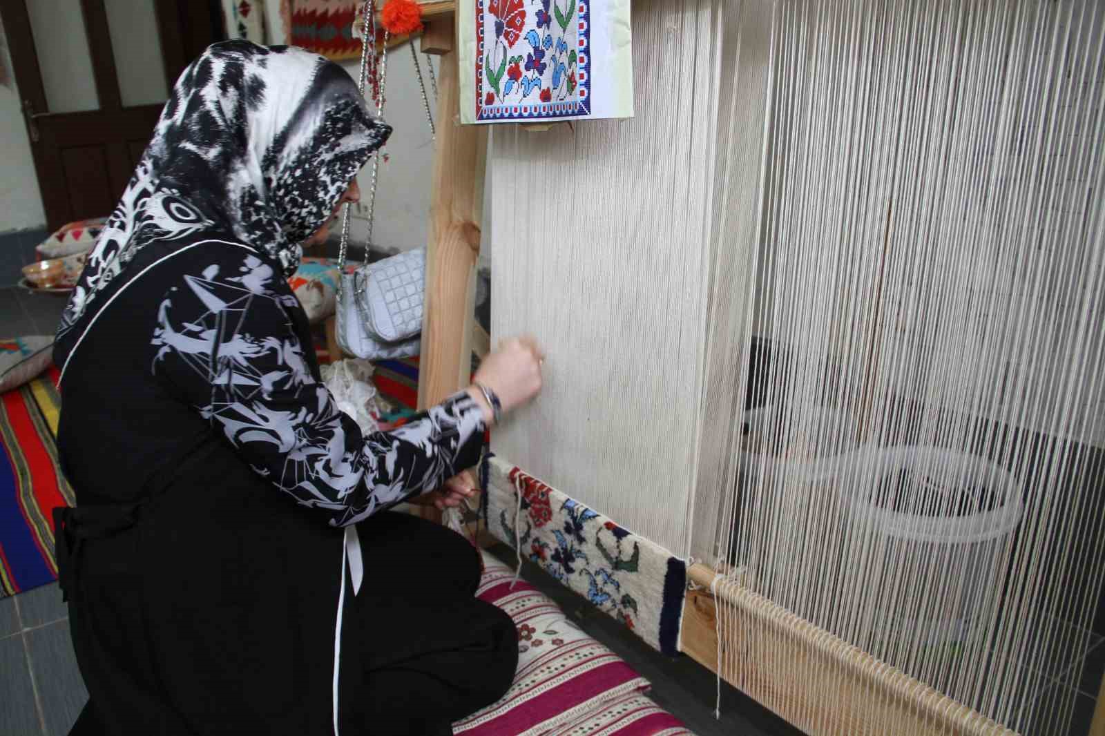 Annesinden öğrendiği sanatı yaşatıyor