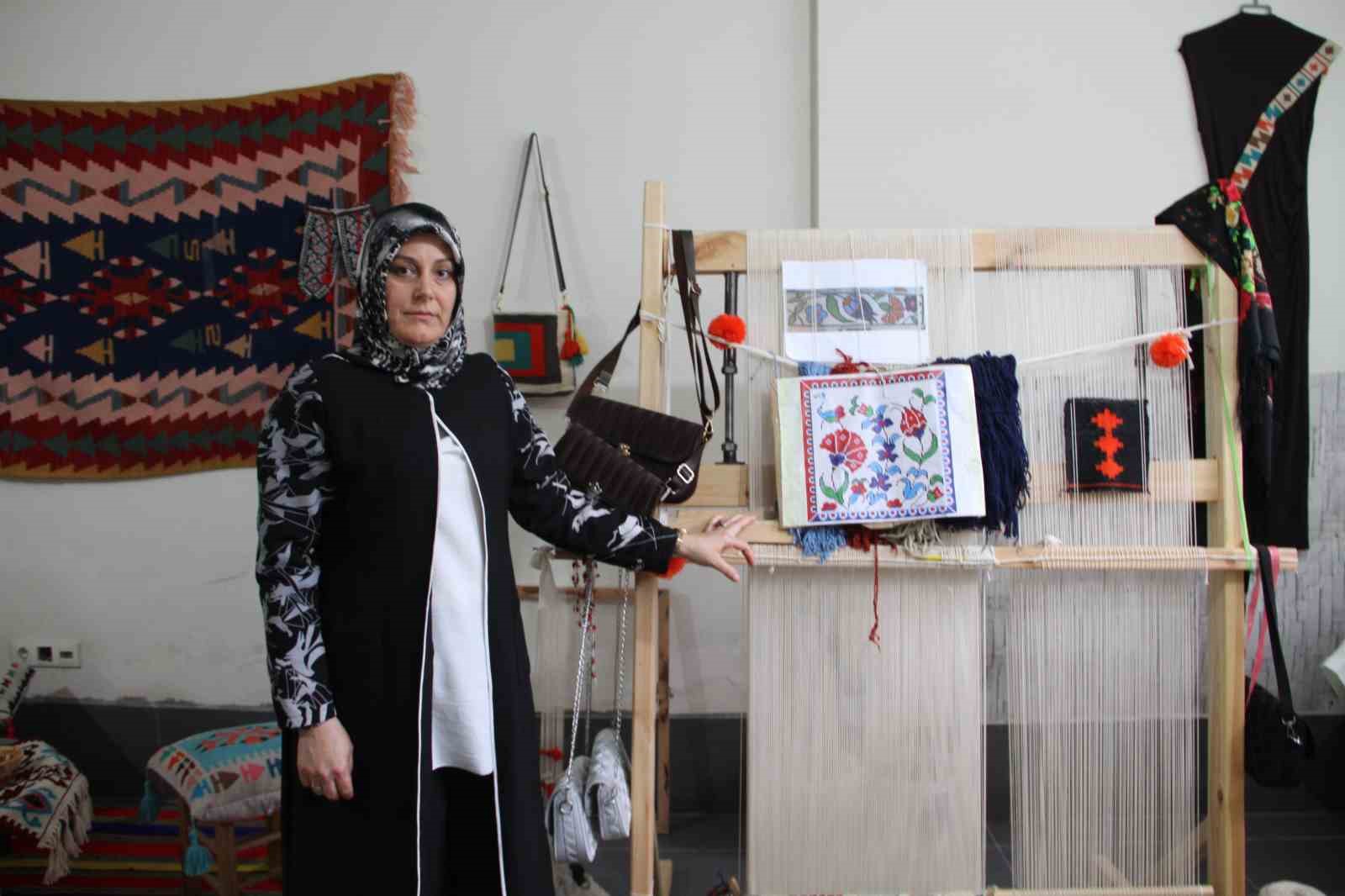 Annesinden öğrendiği sanatı yaşatıyor