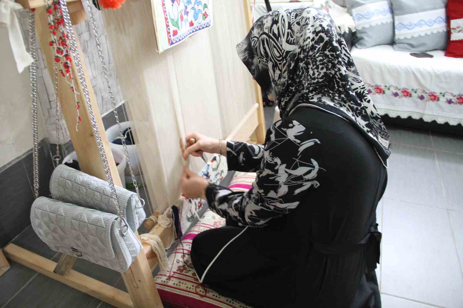 Annesinden öğrendiği sanatı yaşatıyor
