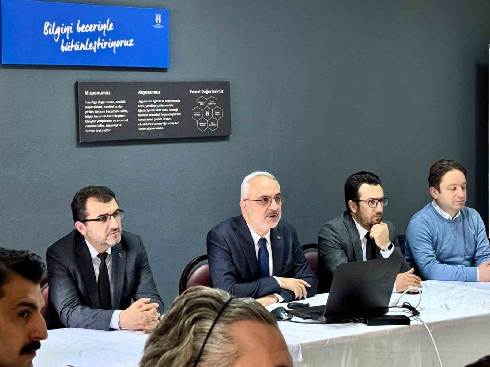 Akademisyenler ve yetkililer öğrenciler için toplandı