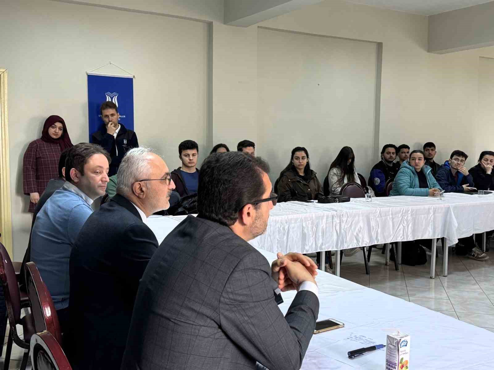 Akademisyenler ve yetkililer öğrenciler için toplandı