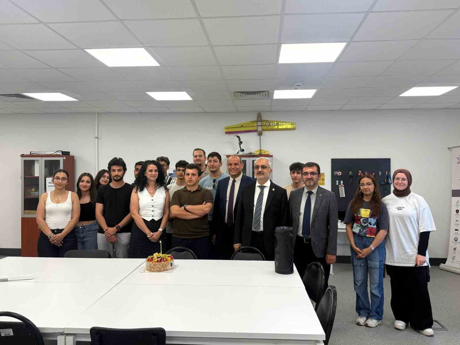 Akademisyenler ve yetkililer öğrenciler için toplandı