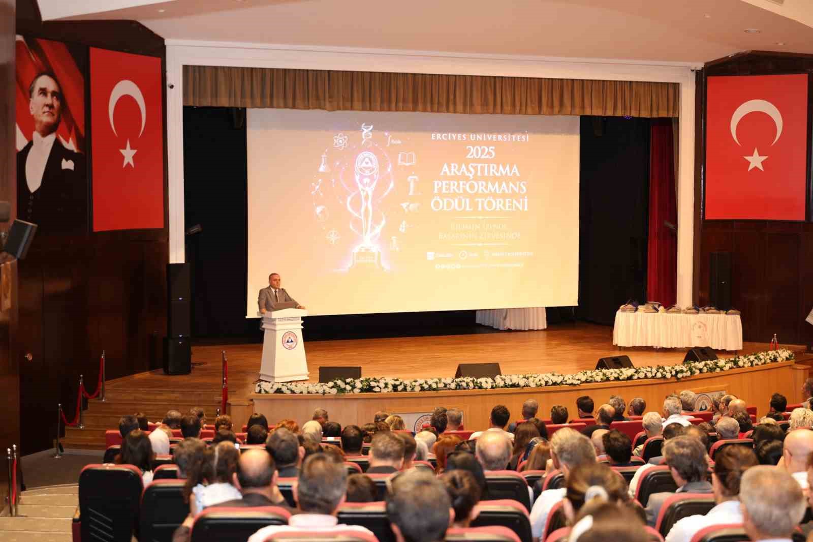 ERÜ’de ’2025 Yılı Araştırma Performans Ödül Töreni’ düzenlendi