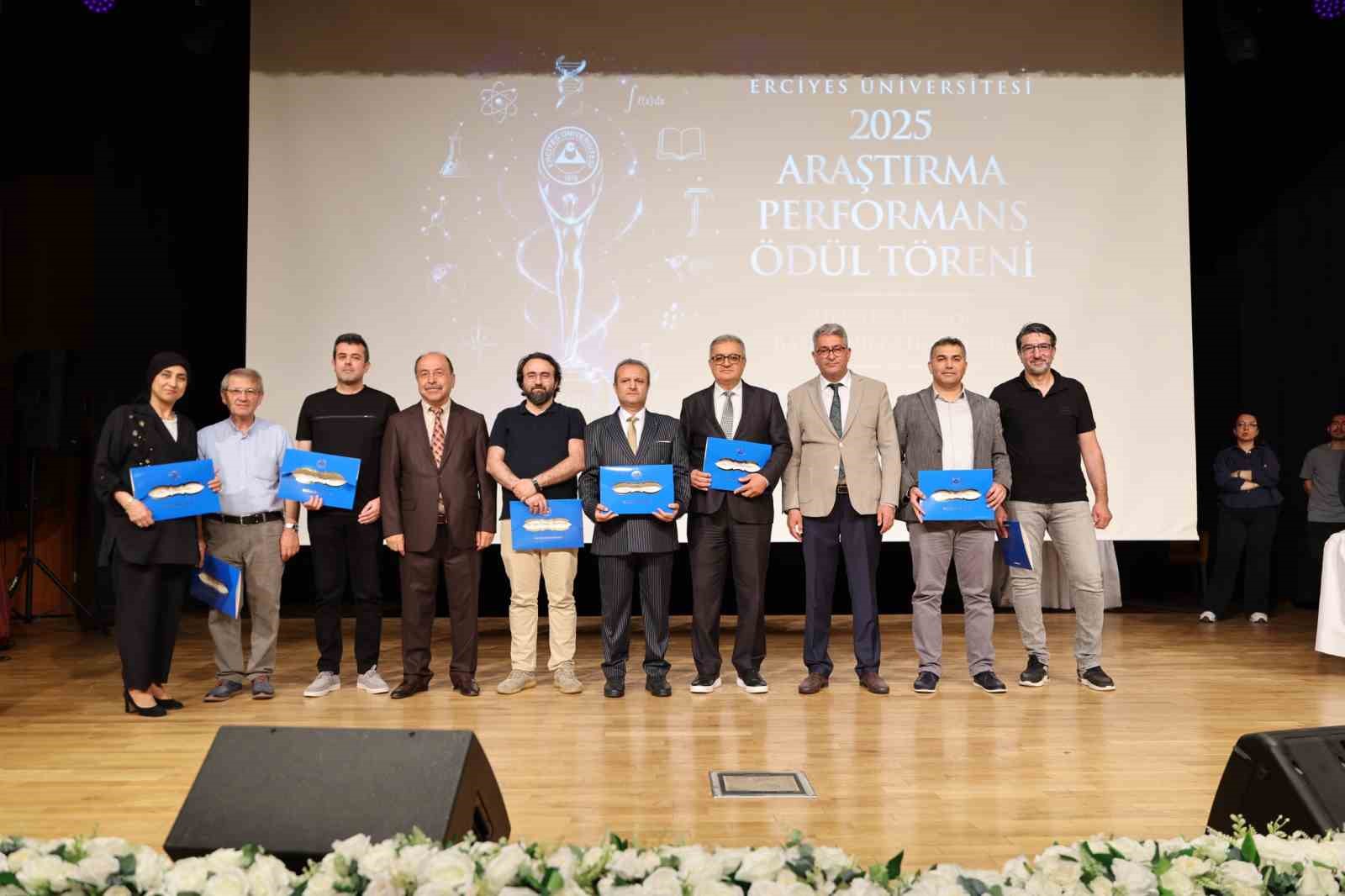 ERÜ’de ’2025 Yılı Araştırma Performans Ödül Töreni’ düzenlendi