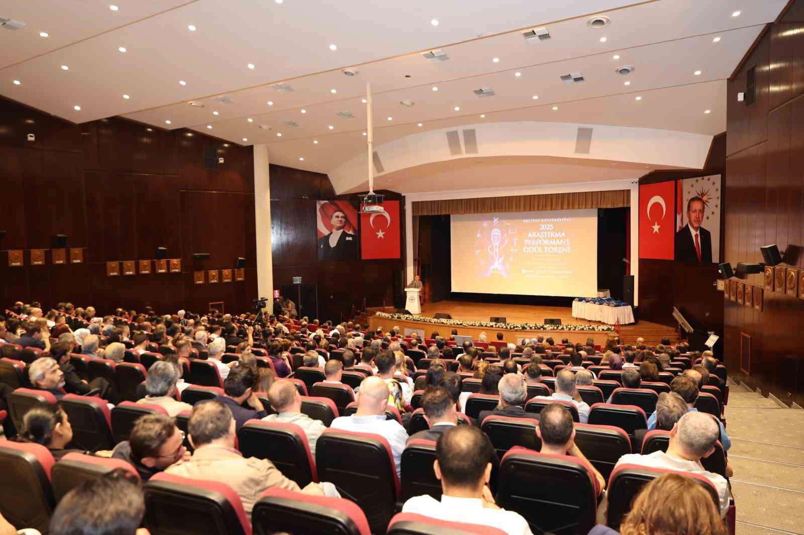 ERÜ’de ’2025 Yılı Araştırma Performans Ödül Töreni’ düzenlendi