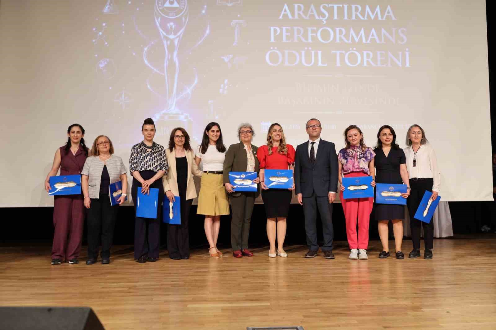 ERÜ’de ’2025 Yılı Araştırma Performans Ödül Töreni’ düzenlendi