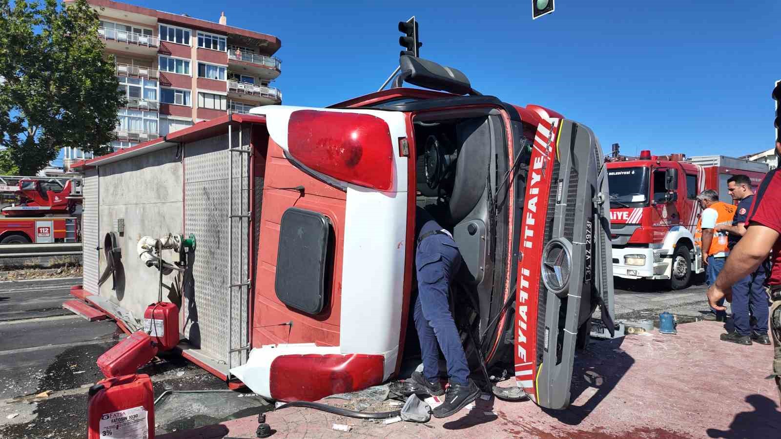 Büyükçekmece’de yangına giden itfaiye aracı devrildi: 2 yaralı