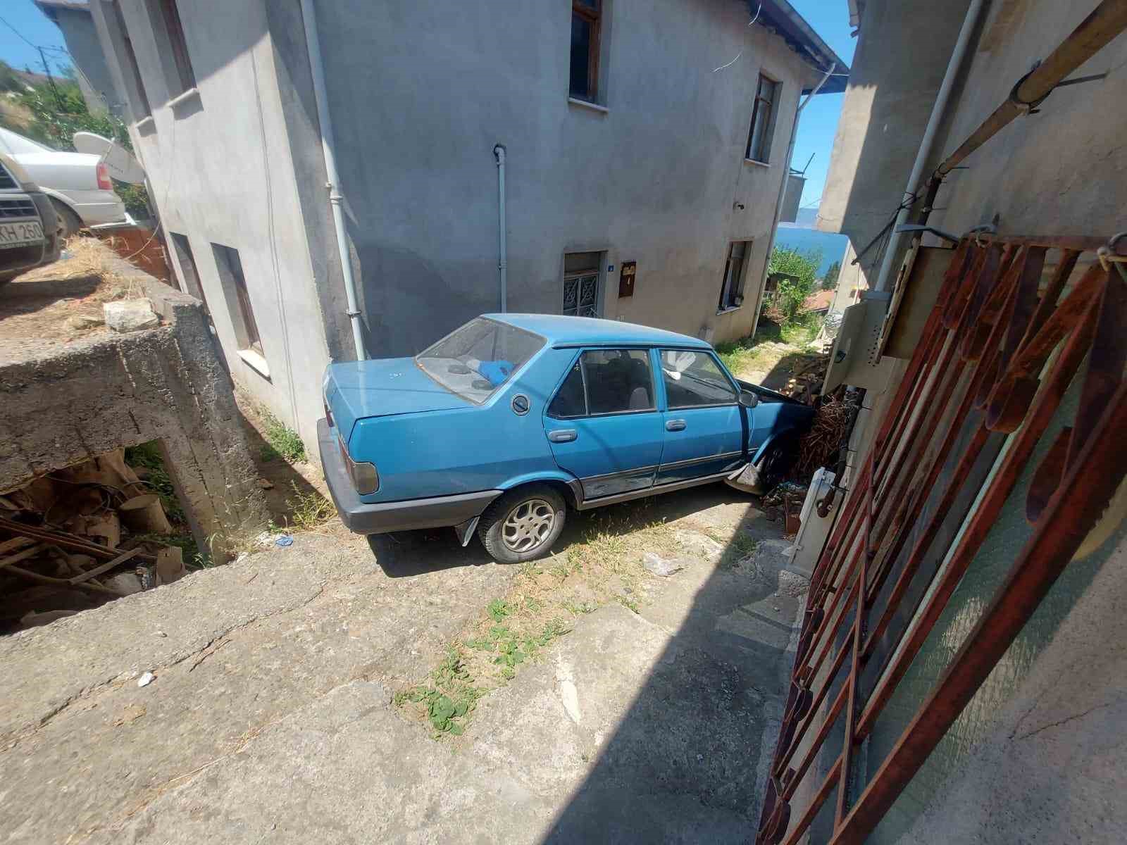 Yokuş aşağı inerken kaza yapıp iki evin arasına düştü
