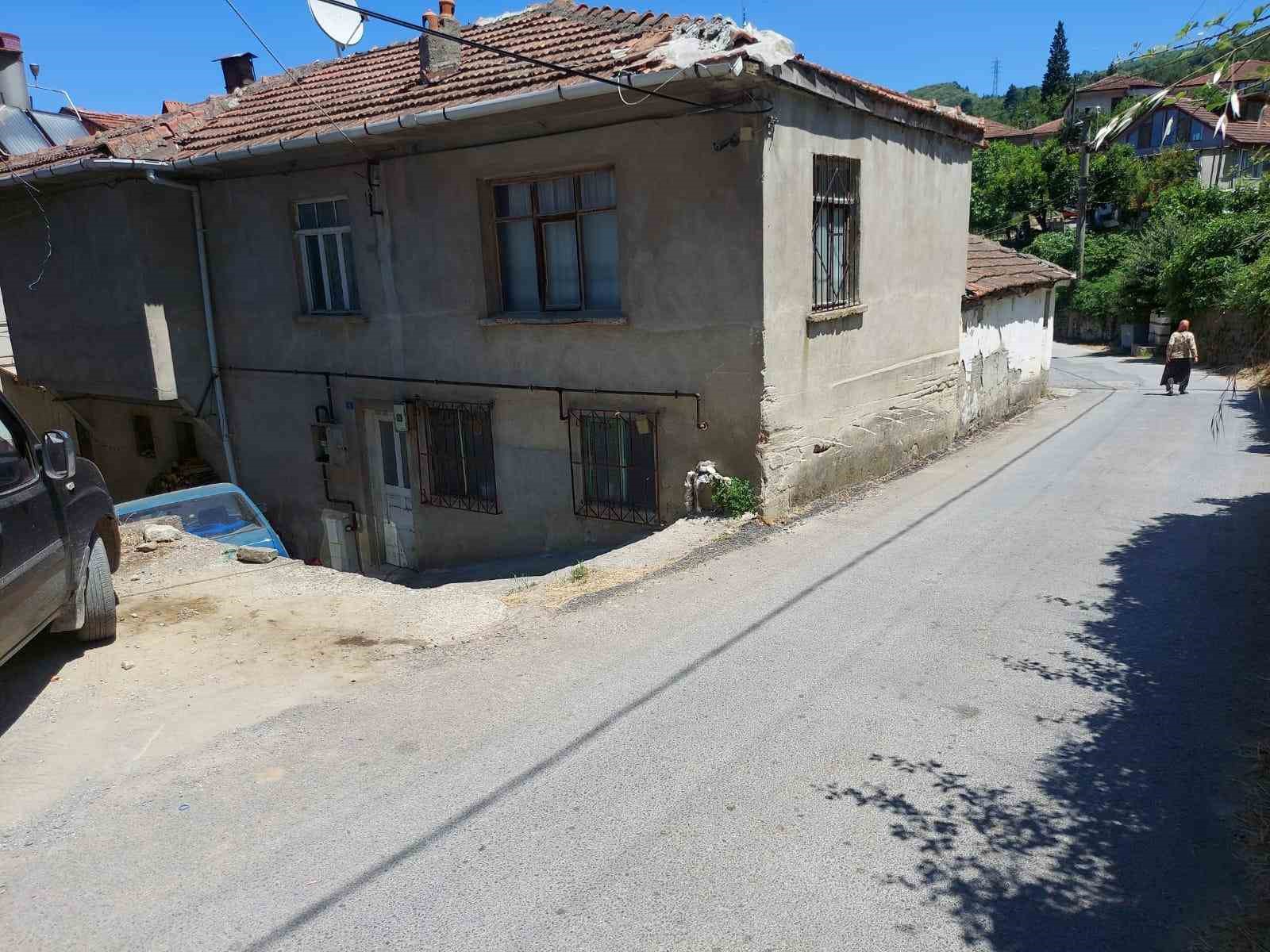 Yokuş aşağı inerken kaza yapıp iki evin arasına düştü