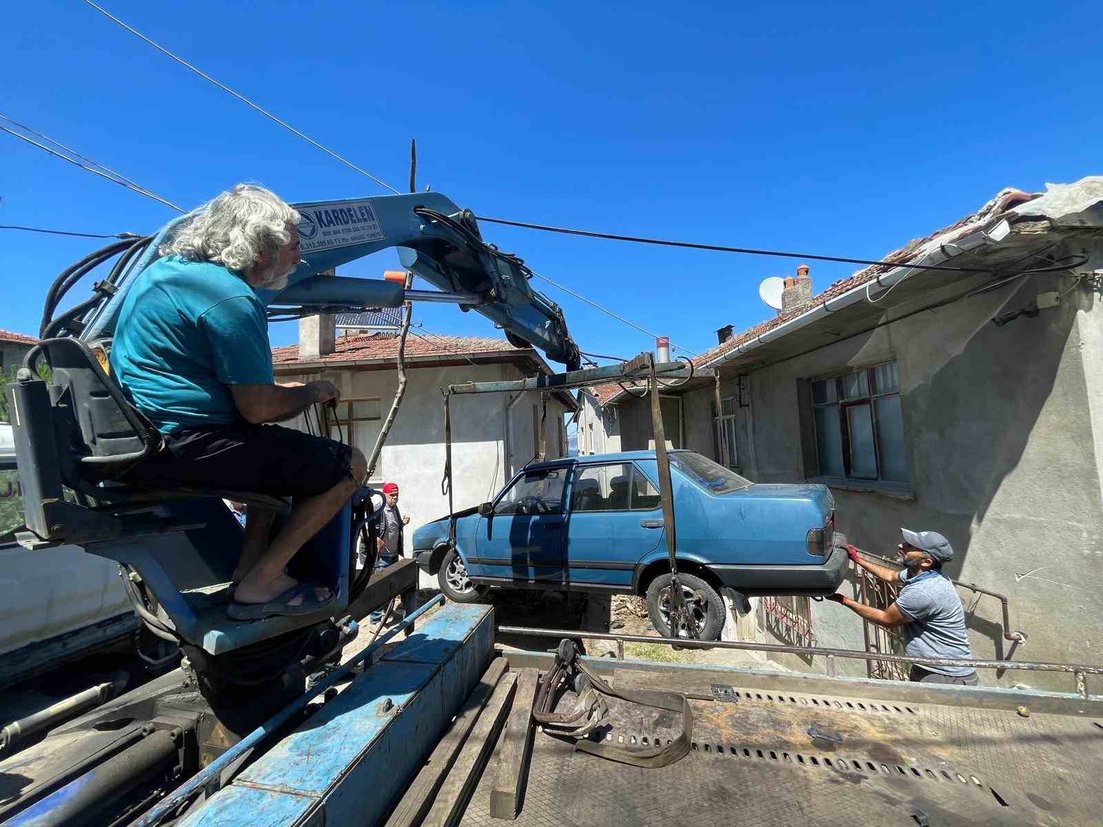 Yokuş aşağı inerken kaza yapıp iki evin arasına düştü
