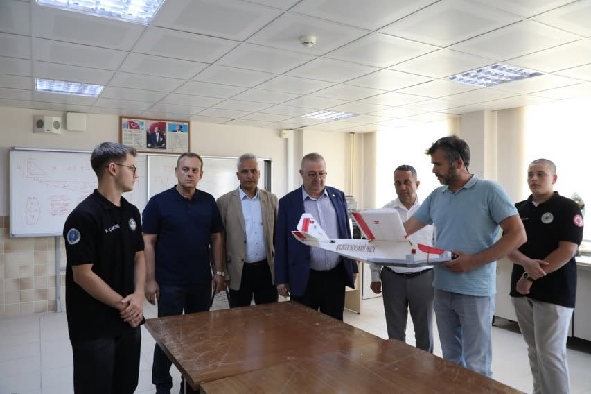 Edremit Anadolu İmam Hatip Lisesinin dünya şampiyonu İHA takımlarına Başkan Ertaş’tan teknoloji desteği