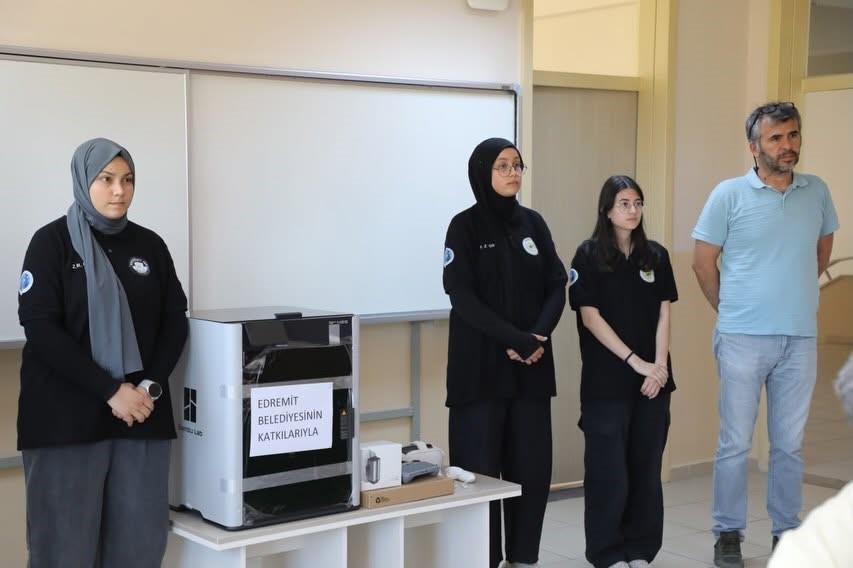 Edremit Anadolu İmam Hatip Lisesinin dünya şampiyonu İHA takımlarına Başkan Ertaş’tan teknoloji desteği