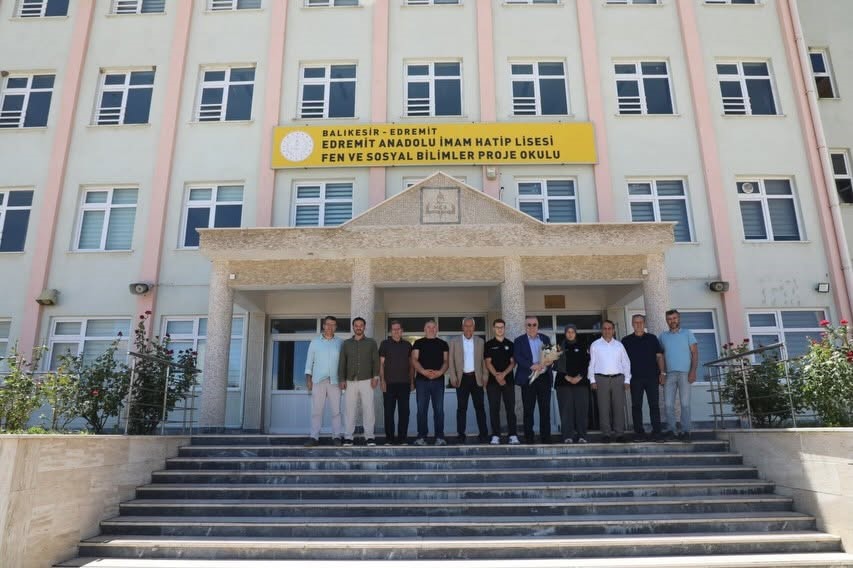 Edremit Anadolu İmam Hatip Lisesinin dünya şampiyonu İHA takımlarına Başkan Ertaş’tan teknoloji desteği