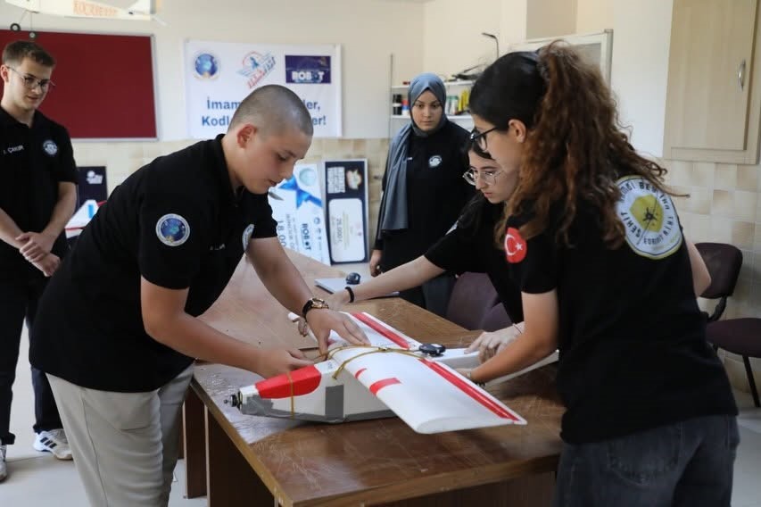 Edremit Anadolu İmam Hatip Lisesinin dünya şampiyonu İHA takımlarına Başkan Ertaş’tan teknoloji desteği