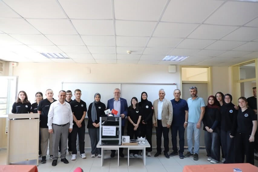 Edremit Anadolu İmam Hatip Lisesinin dünya şampiyonu İHA takımlarına Başkan Ertaş’tan teknoloji desteği