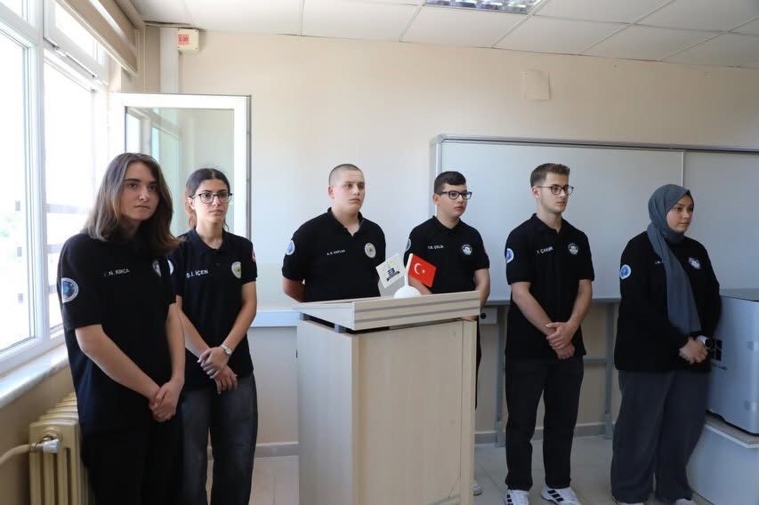 Edremit Anadolu İmam Hatip Lisesinin dünya şampiyonu İHA takımlarına Başkan Ertaş’tan teknoloji desteği