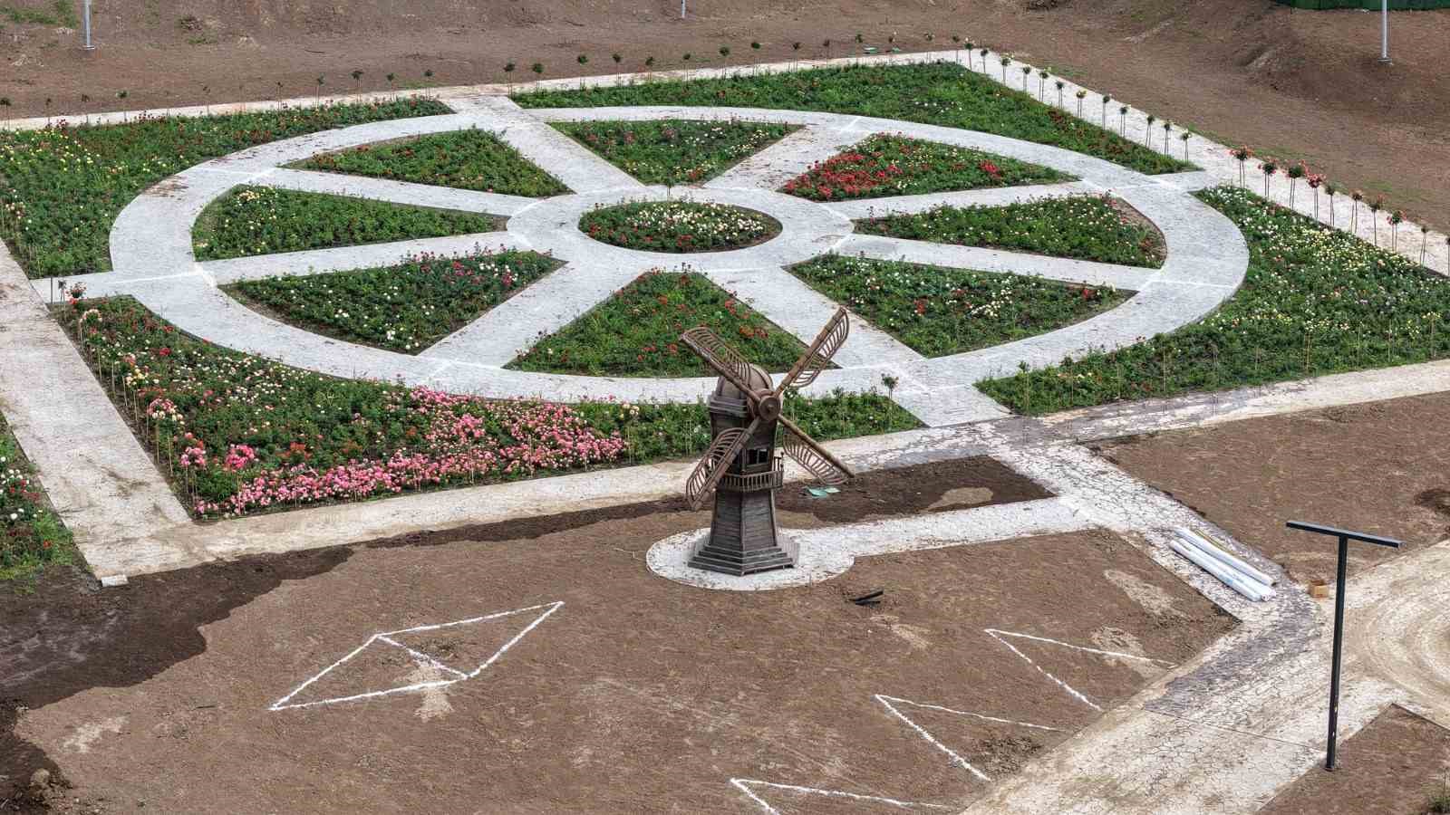 Başiskele’de 15 bin gülün açtığı bahçede görsel şölen