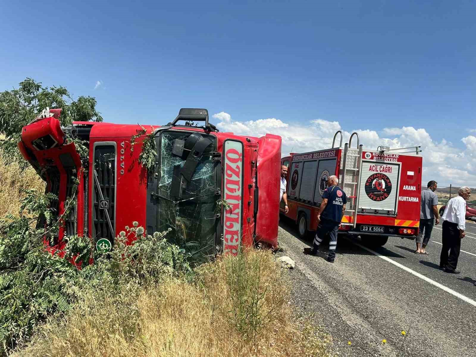Elazığ’da tır devrildi: 1 yaralı