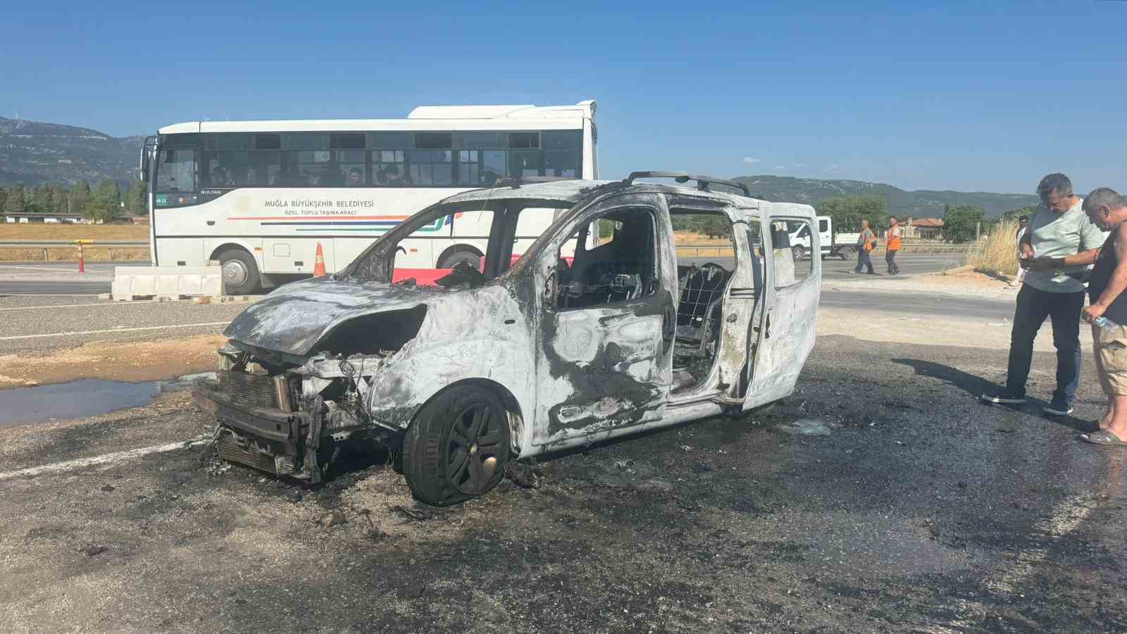 Muğla’da seyir halindeki araç alev alev yandı