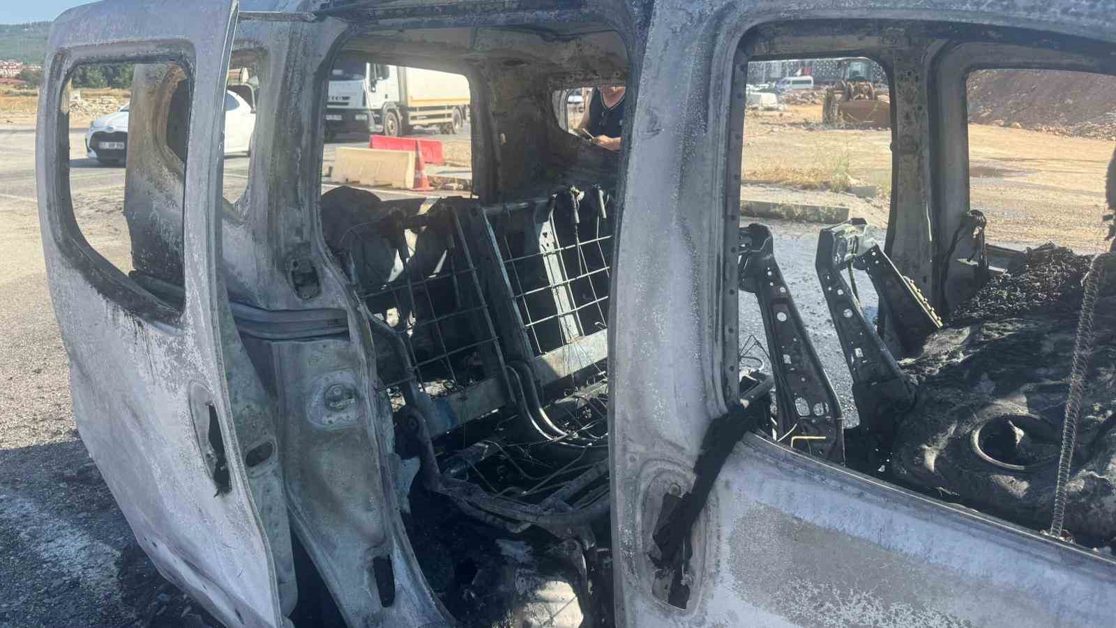 Muğla’da seyir halindeki araç alev alev yandı