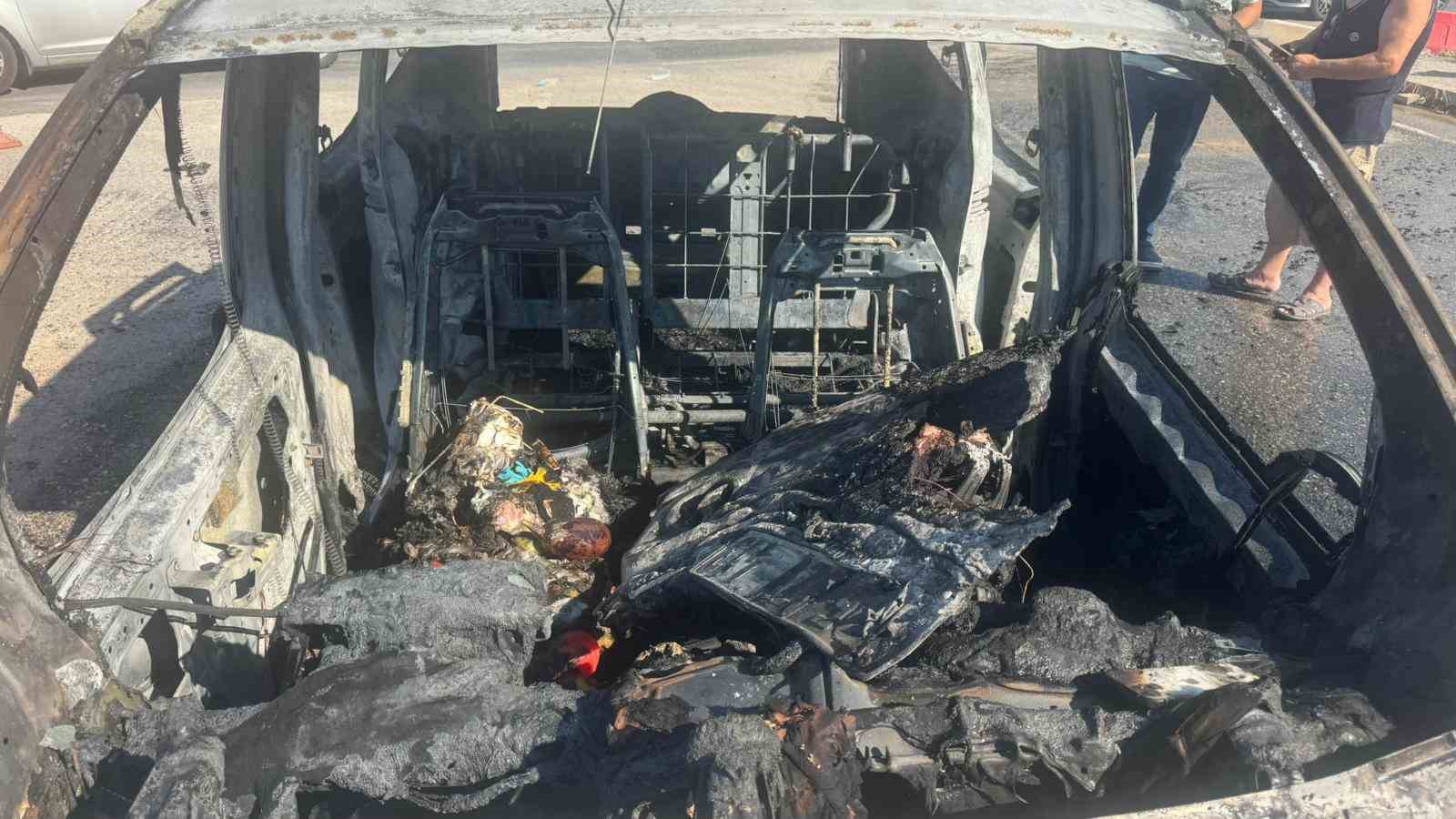 Muğla’da seyir halindeki araç alev alev yandı