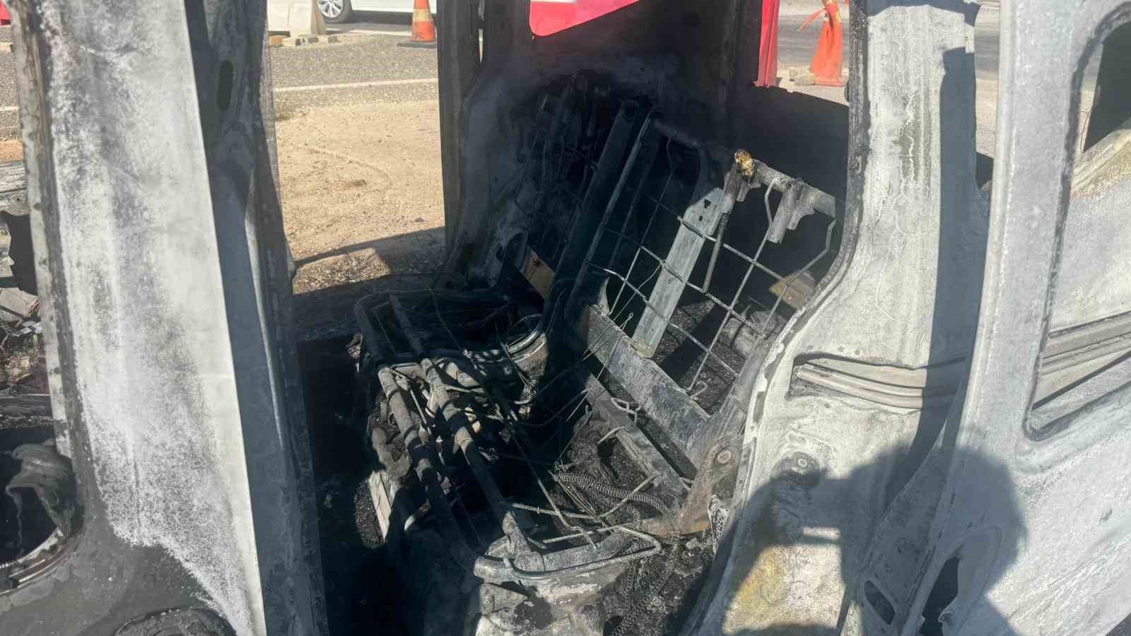 Muğla’da seyir halindeki araç alev alev yandı