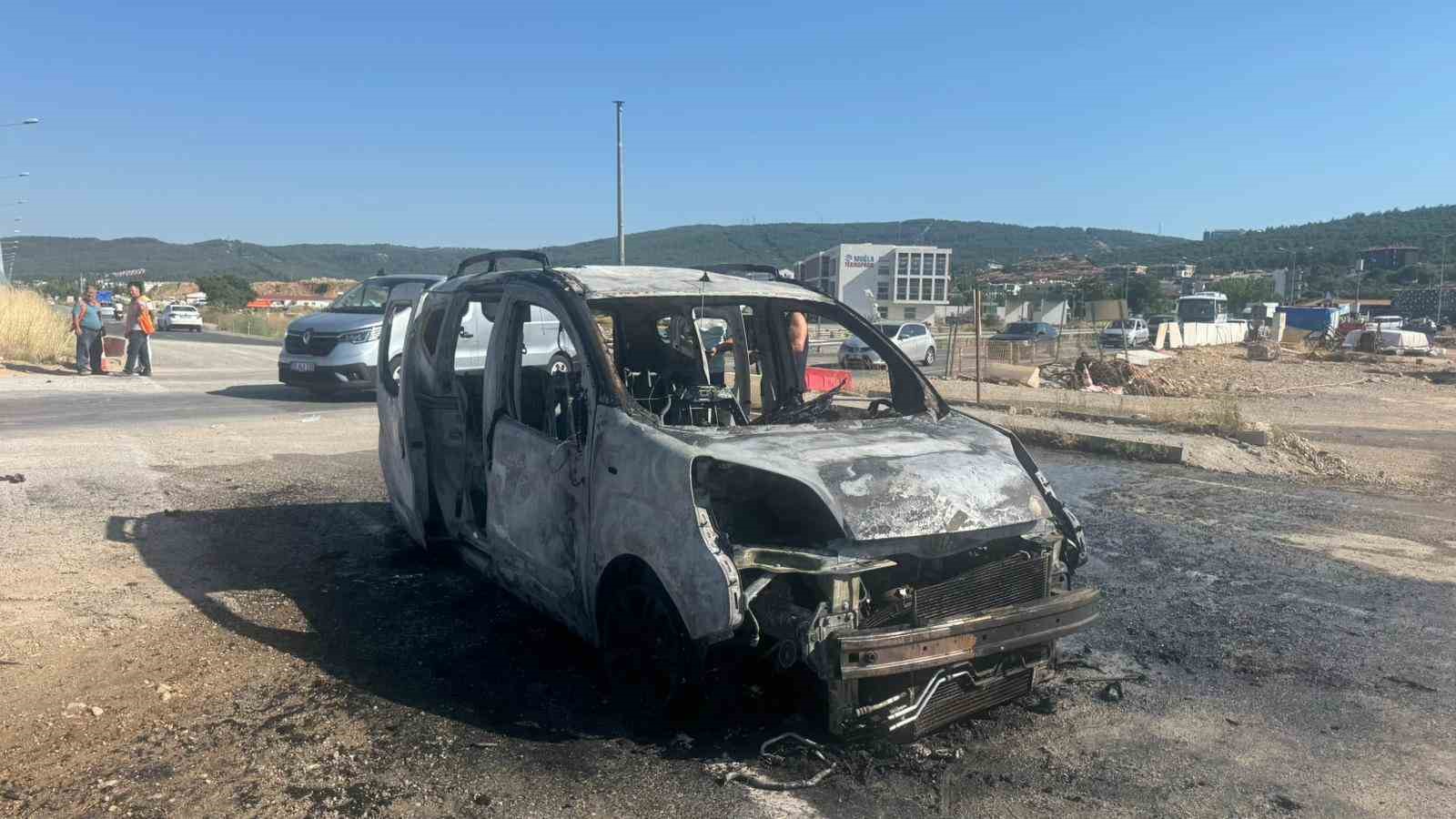 Muğla’da seyir halindeki araç alev alev yandı