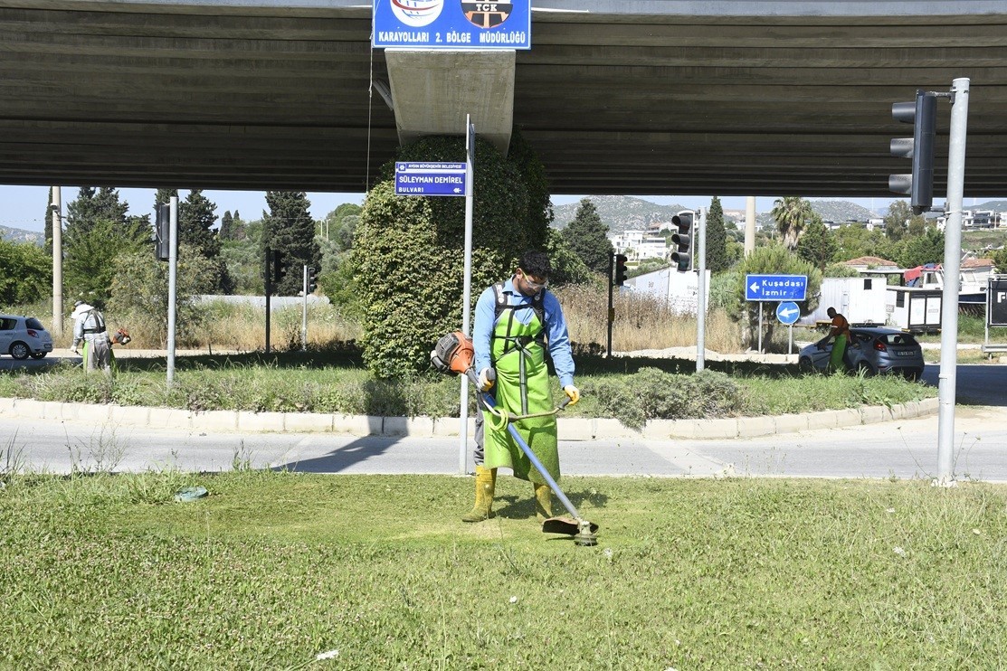 Kuşadası’nda yeşil alanlar bakıma alındı