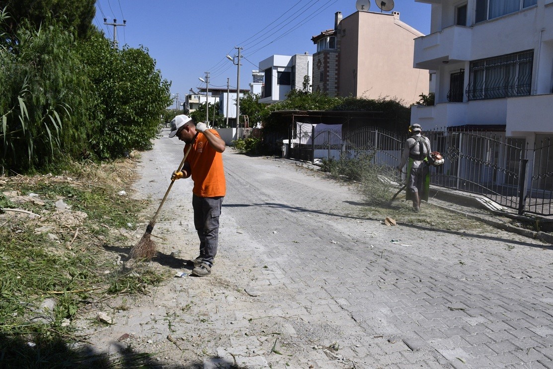 Kuşadası’nda yeşil alanlar bakıma alındı